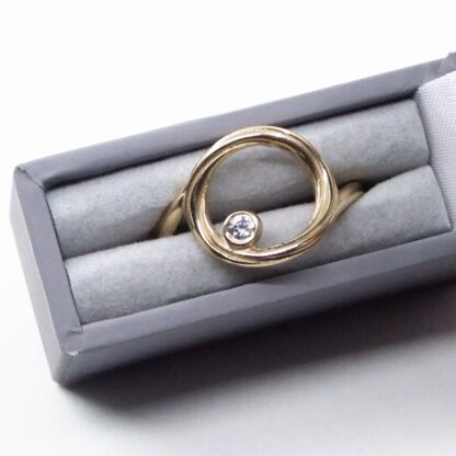9ct gold and diamond circle dress ring