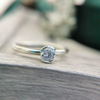 Solitaire diamond and white gold twist ring